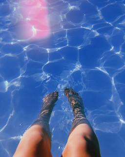 Holly Earl feet photo 9