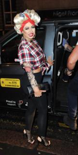 Holly Hagan feet photo thumbnail