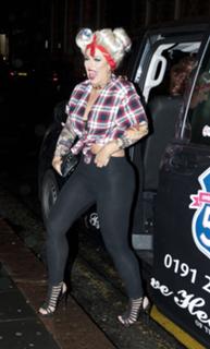 Holly Hagan feet photo thumbnail