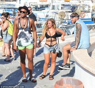 Holly Hagan feet photo thumbnail