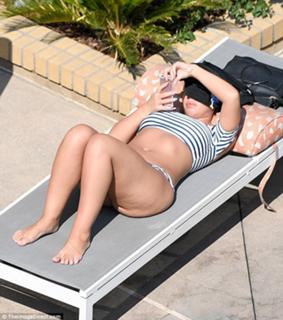 Holly Hagan feet photo thumbnail
