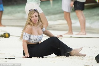 Holly Hagan feet photo thumbnail