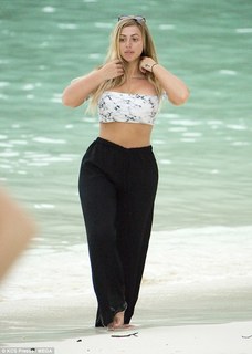 Holly Hagan feet photo thumbnail