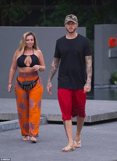 Holly Hagan feet photo thumbnail