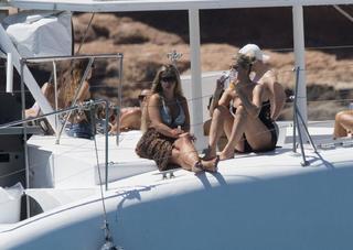 Holly Hagan feet photo thumbnail