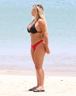 Holly Hagan feet photo thumbnail