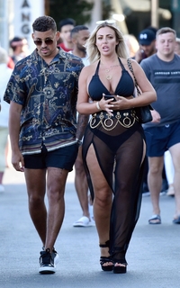 Holly Hagan feet photo thumbnail