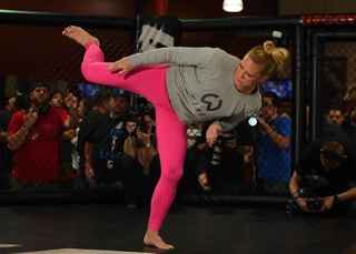 Holly Holm feet photo thumbnail