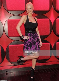 Holly Madison feet photo thumbnail