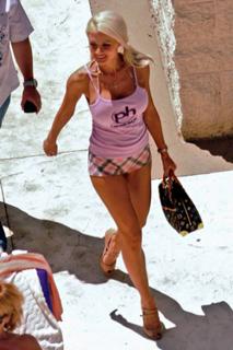 Holly Madison feet photo thumbnail