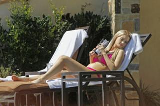 Holly Madison feet photo thumbnail