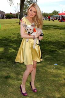 Holly Madison feet photo thumbnail