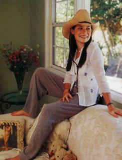 Holly Marie Combs feet photo thumbnail
