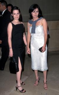 Holly Marie Combs feet photo thumbnail