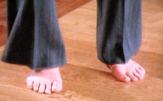 Holly Marie Combs feet photo thumbnail