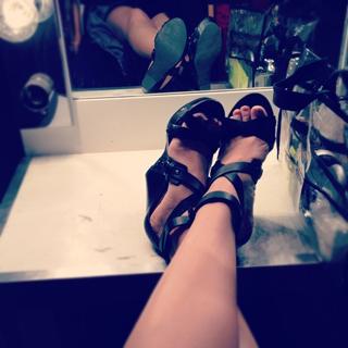 Holly Marie Combs feet photo thumbnail