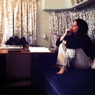 Holly Marie Combs feet photo thumbnail