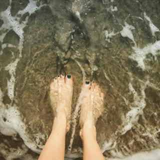 Holly Marie Combs feet photo thumbnail