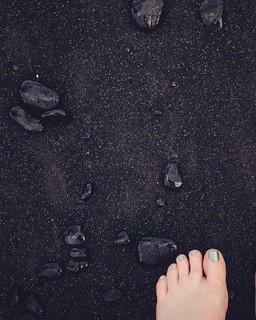 Holly Marie Combs feet photo thumbnail