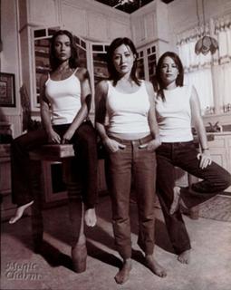 Holly Marie Combs feet photo thumbnail