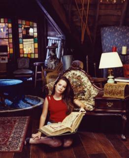 Holly Marie Combs feet photo thumbnail