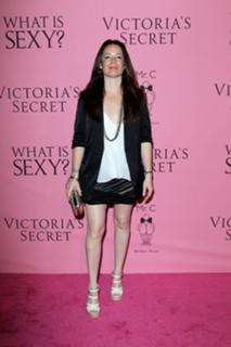 Holly Marie Combs feet photo thumbnail