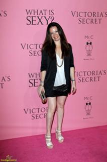 Holly Marie Combs feet photo thumbnail