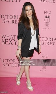 Holly Marie Combs feet photo 12