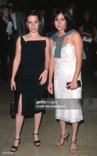 Holly Marie Combs feet photo 7
