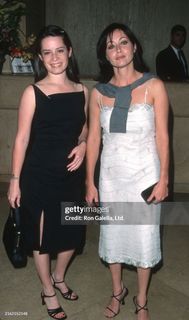 Holly Marie Combs feet photo 6