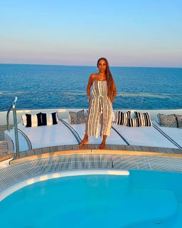 Holly Robinson Peete feet photo thumbnail