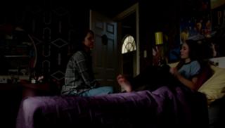 Holly Taylor feet photo thumbnail