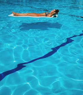 Holly Taylor feet photo thumbnail