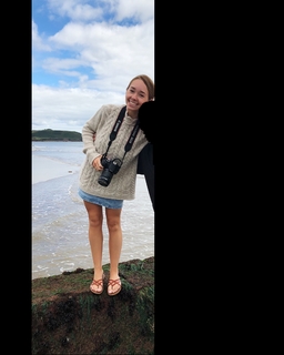 Holly Taylor feet photo thumbnail