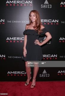 Holly Taylor feet photo thumbnail