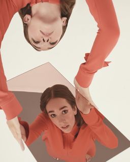 Holly Taylor feet photo thumbnail