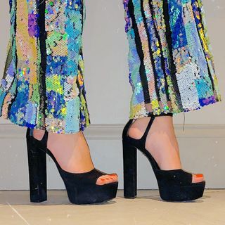 Holly Taylor feet photo thumbnail