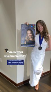 Holly Taylor feet photo thumbnail