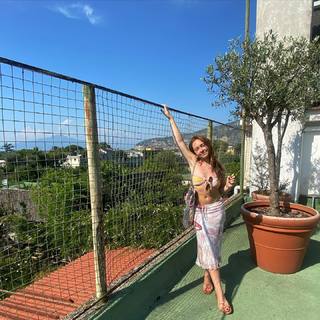 Holly Taylor feet photo thumbnail