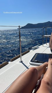 Holly Taylor feet photo thumbnail