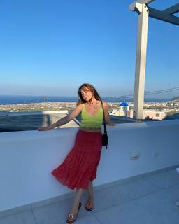 Holly Taylor feet photo thumbnail