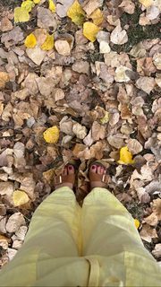 Holly Taylor feet photo thumbnail