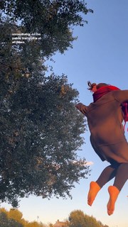 Holly Taylor feet photo thumbnail