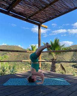 Holly Taylor feet photo thumbnail