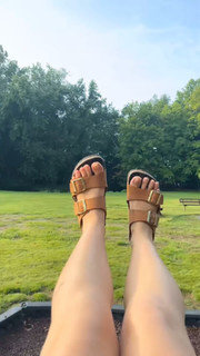 Holly Taylor feet photo thumbnail