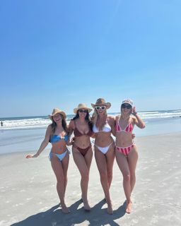 Holly Taylor feet photo 4