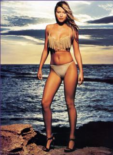Holly Valance feet photo thumbnail