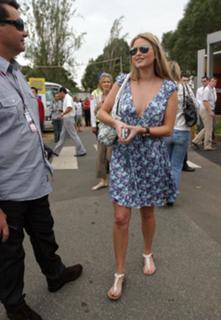 Holly Valance feet photo thumbnail