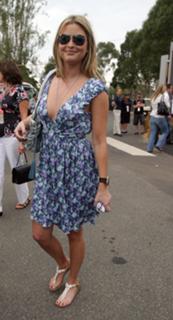 Holly Valance feet photo thumbnail