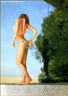 Holly Valance feet photo thumbnail